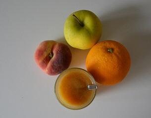 Appel- sinaasappel- en perziksap
