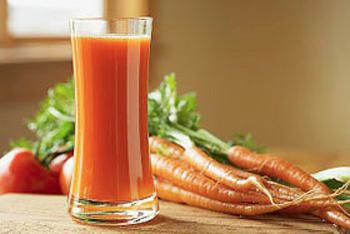 Sap van wortel, tomaat en bleekselderij (slowjuicen)