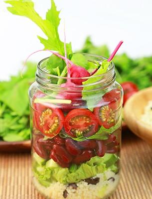 Salad is a jar couscous met kidneybonen