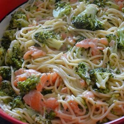 Spaghetti met gerookte zalm en broccoli