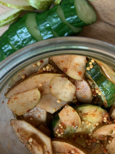 Kimchi van komkommer en peer
