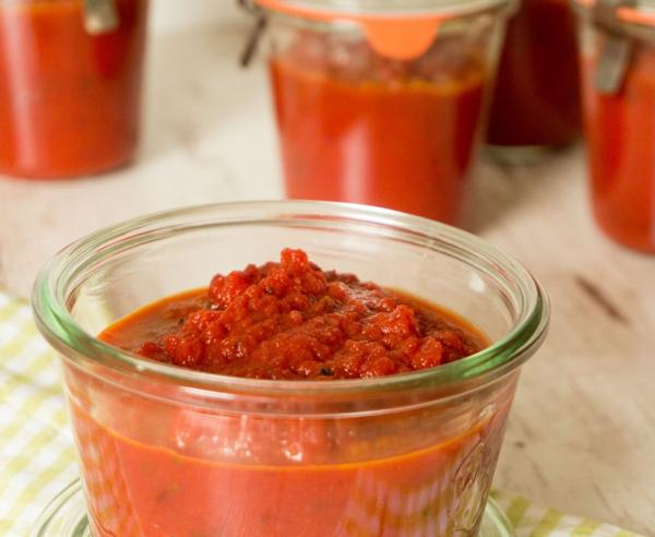 Tomatensaus met rode peper, paprika en ui