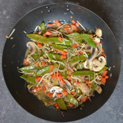 Chinees groentegerecht peultjes, champignons, wortel en tauge
