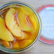 Perziken_wecken_in_suikersiroop