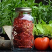 Tomaten_met_kruiden_drogen_in_voedseldroger
