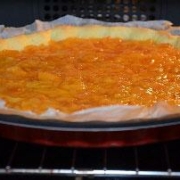 Vul-de-bodem-met-de-abrikozenmoes-en-zet-dit-in-de-oven