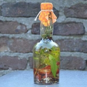 Zonnebloemolie-met-gedroogde-tomaatje-tijm-oregano-jeneverbessen-laurier