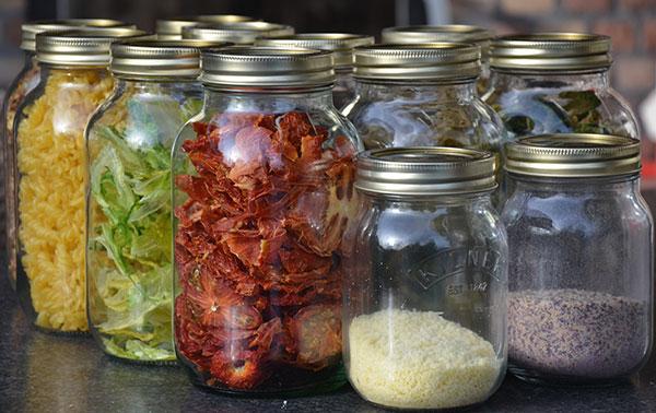 Glazen potten met gedroogd voedsel Glazen potten met gedroogd voedsel