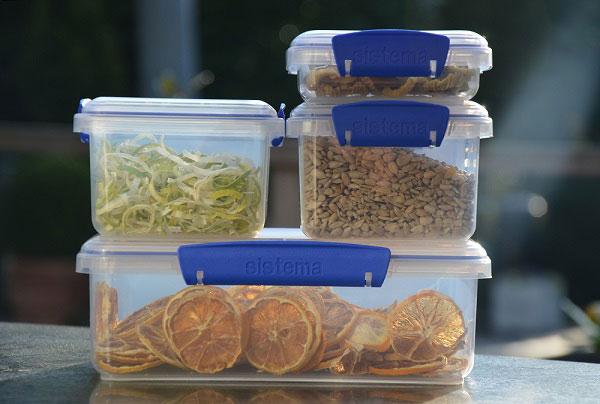 Gedroogd voedsel in voorraaddozen Gedroogd voedsel in voorraaddozen